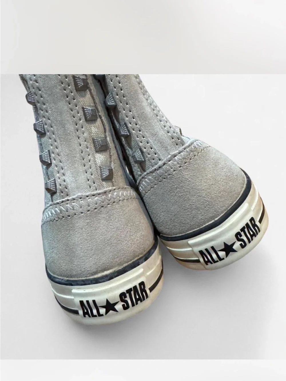 Men’s 6 Converse High Top Sneakers in Light Gray Suede with Stud Detail - Picture 5 of 7
